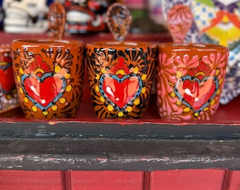 Taza de Talavera hecha a mano, con el diseño del Sagrado Corazón, arte popular mexicano. Cada una está pintada a mano por hábiles artesanos en México.