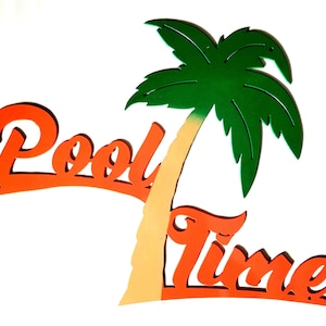 Puede incluir: Corte de madera naranja y verde de una palmera con las palabras "Pool Time" escritas en cursiva.