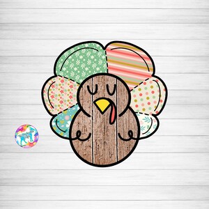 Op de afbeelding: Een patchwork kalkoen met een houten lichaam en een rode keellap. De veren van de kalkoen zijn in verschillende bloem- en geometrische patronen in roze, groen en blauwe tinten.