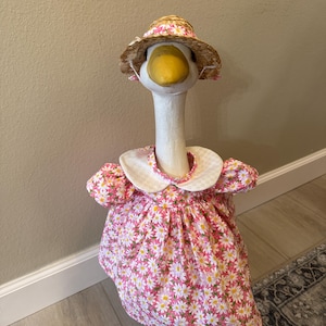 Daisy Delight Goose Outfit – Spring Dress & Sun Hat for Garden Goose Statues