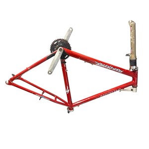 Puede incluir: Cuadro de bicicleta de monta&ntilde;a Specialized Rockhopper rojo con juego de bielas y tija de sill&iacute;n adjuntos. El cuadro tiene las palabras "Rockhopper" y "Specialized" impresas. Al cuadro de la bicicleta le faltan las ruedas, el manillar y el sill&iacute;n.