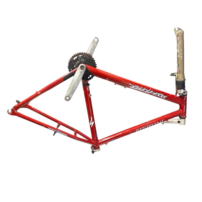 Puede incluir: Cuadro de bicicleta de monta&ntilde;a Specialized Rockhopper rojo con juego de bielas y tija de sill&iacute;n adjuntos. El cuadro tiene las palabras "Rockhopper" y "Specialized" impresas. Al cuadro de la bicicleta le faltan las ruedas, el manillar y el sill&iacute;n.