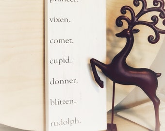 Rustykalny drewniany znak z reniferem – dekoracja świąteczna
