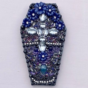 Collage de joyería en mosaico / Decoración de pared en mosaico con forma de ataúd / Decoración de hogar estilo bruja / Adorno gótico pastel / Arte de pared de joyería gótica en técnica mixta