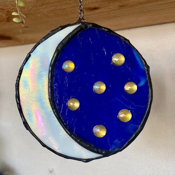 Decorazione da appendere in vetro colorato iridescente con luna e stelle, decorazione per finestra in vetro colorato, mezzaluna, decorazione da parete stregata, moderno acchiappasole