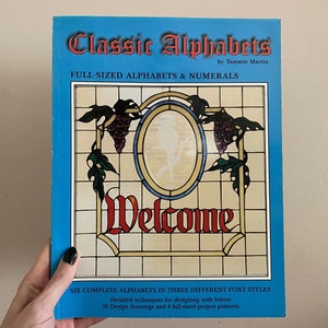 Glasmalerei-Alphabet-Musterbuch / Glasmalerei-Schriftmuster von Tammie Martin Shop Sign Glass Letters Rare Art Referenzbuch DIY