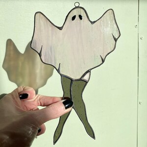 Sexy gebrandschilderd glas Ghost Suncatcher / handgemaakte iriserende Halloween decoratie UK Ghostie Wall Decor Spooky Witch Gift