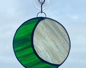 Wispy Green Stained Glass Moon Suncatcher / Whimsical Crescent Moon Hanging Wall Decoration Lunar Witch Gifts Cute Moon Keepsake Handcrafted