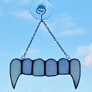 Atrapasueños de dientes de vampiro de vitrales, decoración gótica para Halloween, adorno de terror, colgador de ventana gótico, vidrio arcoíris iridiscente imagen 3