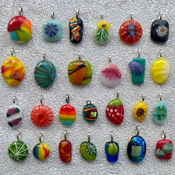 Handgemachte Halskette aus geschmolzenem Glas / Einzigartiger abstrakter Anhänger Helle farbige Schmuck Glas Millefiori Anhänger Strukturierte Halskette aus Recyclingglas