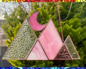 Vitrail Montagne Suncatcher / Décoration murale rose et cuivre Tentures de fenêtre de lune Iridescent Art Pyramide Géométrie sacrée géométrique