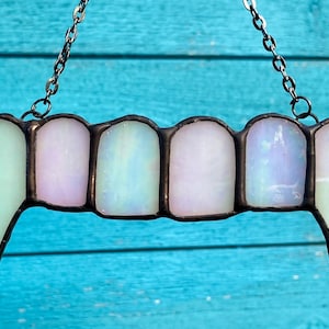 Atrapasueños de dientes de vampiro de vitrales, decoración gótica para Halloween, adorno de terror, colgador de ventana gótico, vidrio arcoíris iridiscente imagen 6