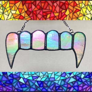 Atrapasueños de dientes de vampiro de vitrales, decoración gótica para Halloween, adorno de terror, colgador de ventana gótico, vidrio arcoíris iridiscente imagen 1