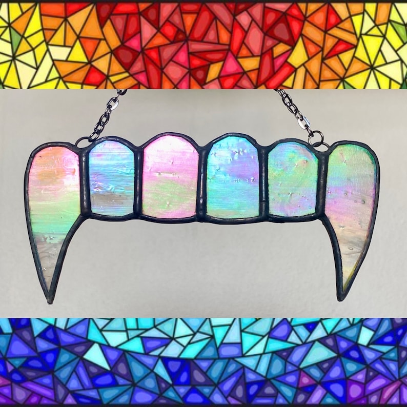 Atrapasueños de dientes de vampiro de vitrales, decoración gótica para Halloween, adorno de terror, colgador de ventana gótico, vidrio arcoíris iridiscente imagen 1
