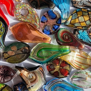 Ręcznie dmuchany kolorowy szklany wisiorek / biżuteria typu statement na naszyjnik ręcznie wykonany lampwork szklany kwiatowy łezka dwuchromatyczny jedyny w swoim rodzaju