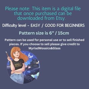 K&ouml;nnte beinhalten: Digitaler Download eines Mosaikmusters mit einer fantasievollen Szene mit einem Schloss, Flederm&auml;usen und einem Halbmond. Das Muster ist 15 cm gro&szlig; und als einfach eingestuft, geeignet f&uuml;r Anf&auml;nger. Das Muster kann f&uuml;r pers&ouml;nliche Projekte oder zum Verkauf fertiger St&uuml;cke verwendet werden, wobei MyriadMosaics&Glass zu erw&auml;hnen ist.