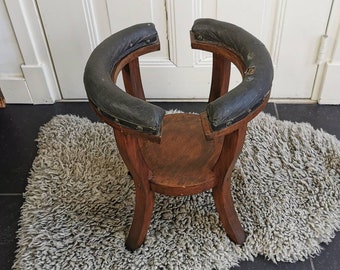 Antiker Geburtshocker, Töpfchenstuhl oder Pflanzenständer aus den 1930er Jahren. Niederlande oder Frankreich. Dieser Holzhocker enthält einen mit Stroh gefüllten Ring.