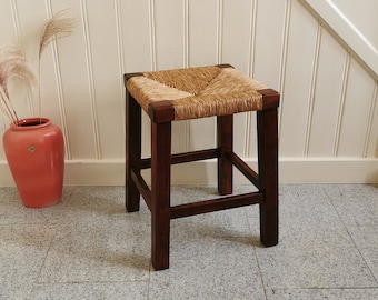 Vintage-Hocker oder Bank aus der Mitte des Jahrhunderts mit Rush-Sitz und Holzrahmen, inspiriert von Charlotte Perriand. French Country Rush Sitzhocker oder Bank.