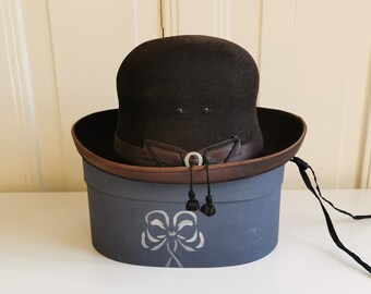 Vintage felt Spanish bowler hat, brand Barselonia, extra Finos. Size small, 49 cm. 50's or 60's. Wooden box included. Great retro gift!