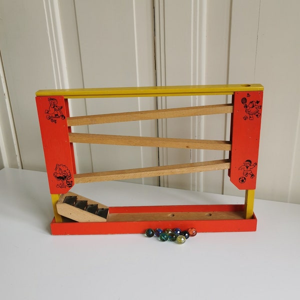 Yodelbaan Vintage Marble des années 1960 joue avec 9 billes de verre anciennes et vintage. Un néerlandais, les Pays-Bas Yodelbaan avec un jouet pour enfants xylophone.