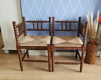 Set 1900s matching pair of antique Dutch corner bobbin chairs with rush seat. Edwardian style rattan beech wood spindles barley twist chairs