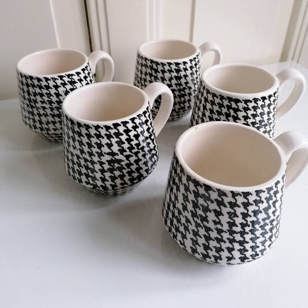 Set of 5 vintage mugs Schramberg SMF Pepita motive Paris ca. 1950s 1960s. Majolika. Numbered 51 and 47. Pied-de-poule, Vichy style