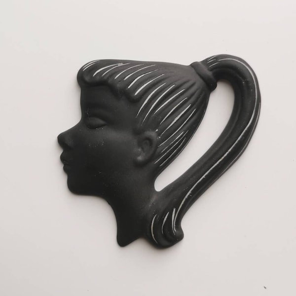 Ceramic black wall hanger head girl #10 L'ancora Kroon 23 marked. Mid century modern 50s handmade Dutch pottery. Vintage interior design MCM