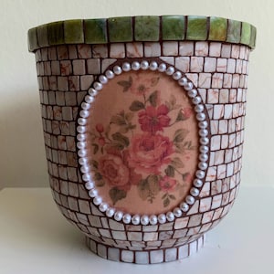 Mosaikkruka i mellanstorlek, tillverkad av marmor, för inomhusbruk