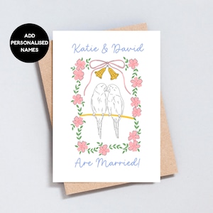 Carte de voeux de mariage avec nom personnalisé, félicitations, oiseaux d'amour, juste mariés, peinture florale, cloches de mariage, format A6 ou 5 x 7 - GC498