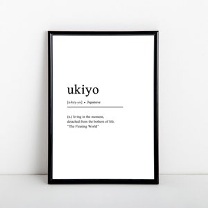 Puede incluir: Impresión en blanco y negro de la palabra japonesa "ukiyo" con su pronunciación y definición. La definición es "vivir en el momento, separado de las preocupaciones de la vida. "El mundo flotante."