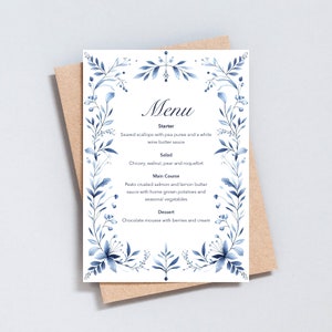 Menu de jantar de casamento floral aquarela azul, totalmente personalizável, design delicado moderno, impresso em cartão martelado branco, tamanho 5x7