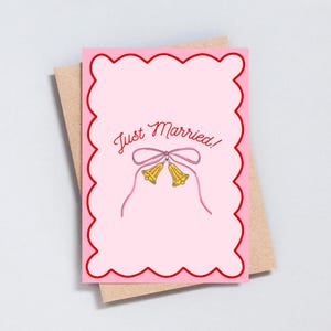 Carte Just Married - Carte de mariage rose festonnée avec cloches et noeud dorés - Jolie carte de félicitations de mariage rétro, vierge à l'intérieur - GC507