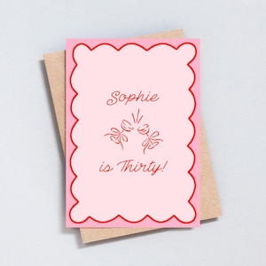 Biglietto di auguri personalizzato per il 30° compleanno, biglietto con illustrazione "Cheers Thirty", biglietto rosa e rosso per ragazze, compleanno importante, formato A6 o 5x7 - GC511