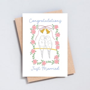 Biglietto di auguri "Just Married" per innamorati - Biglietto di auguri floreale per matrimonio con colombe e campanellini - Grazioso biglietto di nozze illustrato, interno vuoto - GC496