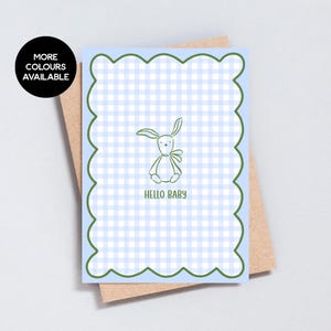 Tarjeta de "Hola Bebé" — Dibujo de Conejito sobre Vichy Rosa, Azul y Melocotón — Bonita tarjeta de felicitación para recién nacido, interior en blanco, borde festoneado - GC518