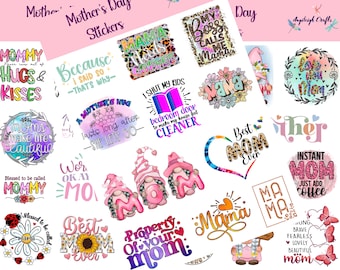Op de afbeelding: Een set van 20 Moederdag stickers met verschillende ontwerpen met kleurrijke achtergronden en tekst. De stickers bevatten zinnen zoals "Mommy Hugs & Kisses", "Best Mom Ever", "Mama Needs Coffee" en "Instant Mom Just Add Coffee".