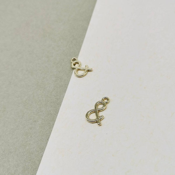 Ampersand 2 in 1 Anhänger, 14k Plated Ampersand Charms für Ohrringe Herstellung, Halskette Herstellung oder Armbänder, 4 Stück.