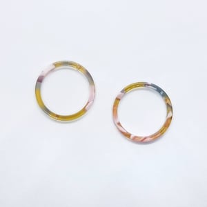 Aros de acetato con diseño floral: Dijes para bisutería (2 piezas)