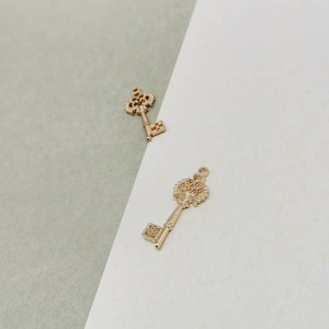 Llave dorada brillante 2 en 1, colgantes para hacer aretes o collares, amuletos de llave dorada, colgante de llave para aretes artesanales y joyería 2 piezas.