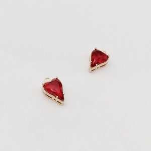 Ruby Color Crystal Heart Charm in 14k Gold Plate Bezel, Ruby Crystal Oorbellen of Ketting Making Charm, 1 stuk