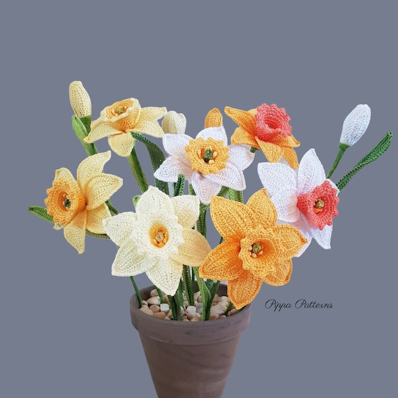 冬の花水仙を見込みに画いた中皿 5枚セット かぎ針編みの水仙の花模様の写真チュートリアル（ブーケ用