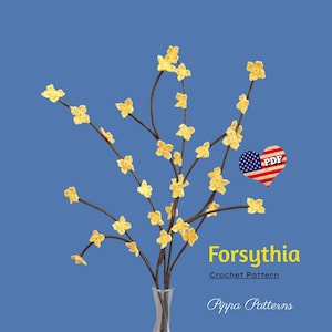 Könnte beinhalten: Ein gehäkeltes Forsythien-Arrangement in einer durchsichtigen Vase vor blauem Hintergrund. Die Forsythienzweige sind braun mit gelben Blüten. Das Bild enthält den Text "Forsythia Crochet Pattern" und ein Herz mit der amerikanischen Flagge.