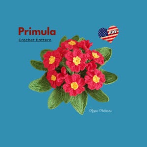 Op de afbeelding: Een haakpatroon voor een rode en gele primula bloem. Het patroon is beschikbaar als PDF-download. De afbeelding toont een afgewerkt gehaakte primula bloem.