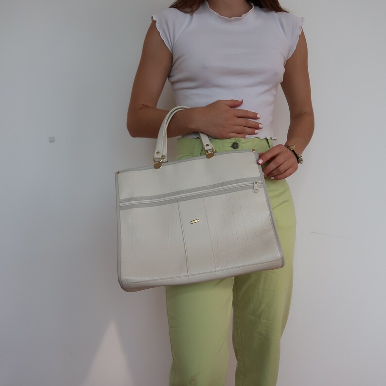 White leather briefcase bag 90s handbag case retro vintage cute bag buckle handle FINLAND details medium bag 90s 00s kawaii streetstyle