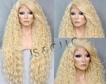 Peut inclure: Une perruque blonde longue avec des boucles lâches. La perruque a une raie sur le côté et est coiffée avec une frange sur le côté. La perruque est faite de cheveux synthétiques et est conçue pour avoir l'air naturelle.