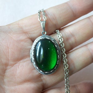 Antique Silver Locket Oval Locket Green Glass Cabochon Jewel Gem Stone Locket Emerald Green Jewel Chain Necklace