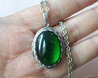 Antique Silver Locket Oval Locket Green Glass Cabochon Jewel Gem Stone Locket Emerald Green Jewel Chain Necklace