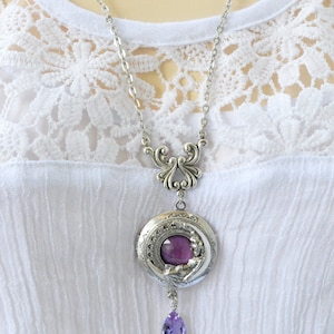 Collar con colgante de medallón lunar, diosa de la luna creciente, joyería de arte fantástico, chica, dama en la luna, plata antigua, morado, lila, lavanda con joya