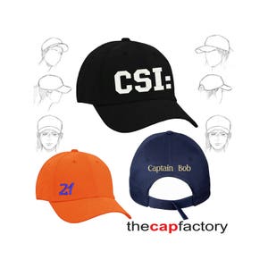 Peut inclure: Trois casquettes de baseball avec différentes broderies. La première casquette est noire avec une broderie blanche qui dit "CSI:". La deuxième casquette est orange avec une broderie bleue qui dit "21". La troisième casquette est bleu marine avec une broderie dorée qui dit "Captain Bob".