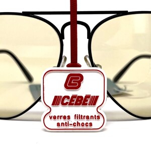 Puede incluir: Una taza de cer&aacute;mica blanca con un asa negra y el texto "But First, Coffee" en negro, con una fuente de estilo manuscrito. La taza est&aacute; sobre una superficie blanca.